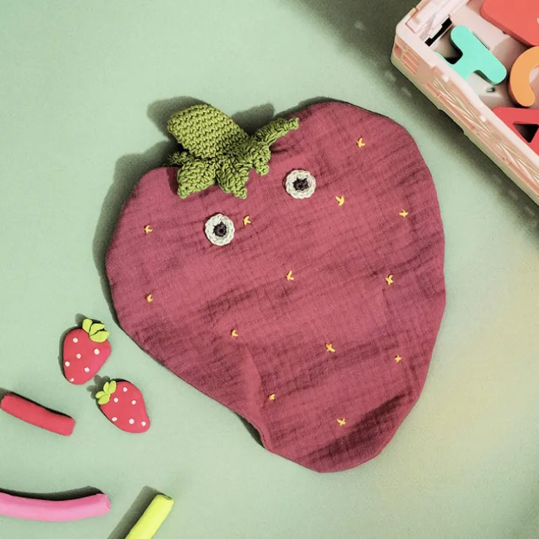 Doudou "Fraise" en coton bio - - The veggy toys<MyuM Discount