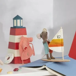 Grand frère souris à la plage avec sa planche à voile<Maileg Sale