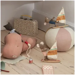 Petite soeur souris à la plage avec sa planche à voile<Maileg Cheap