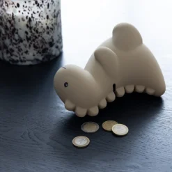 Tirelire Jéroom le Dino en silicone - 16cm - Atelier Pierre Junior - couleur argile<Peluches Miffy & Snoopy Fashion