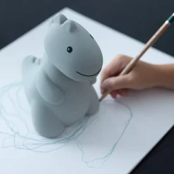 Tirelire Jéroom le Dino en silicone - 16cm - Atelier Pierre Junior - couleur sauge<Peluches Miffy & Snoopy Cheap
